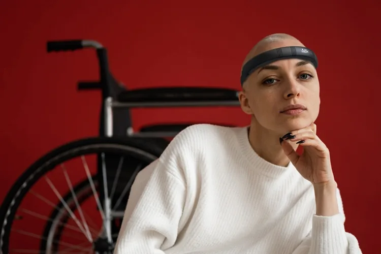Woman with AAVAA headband around her head